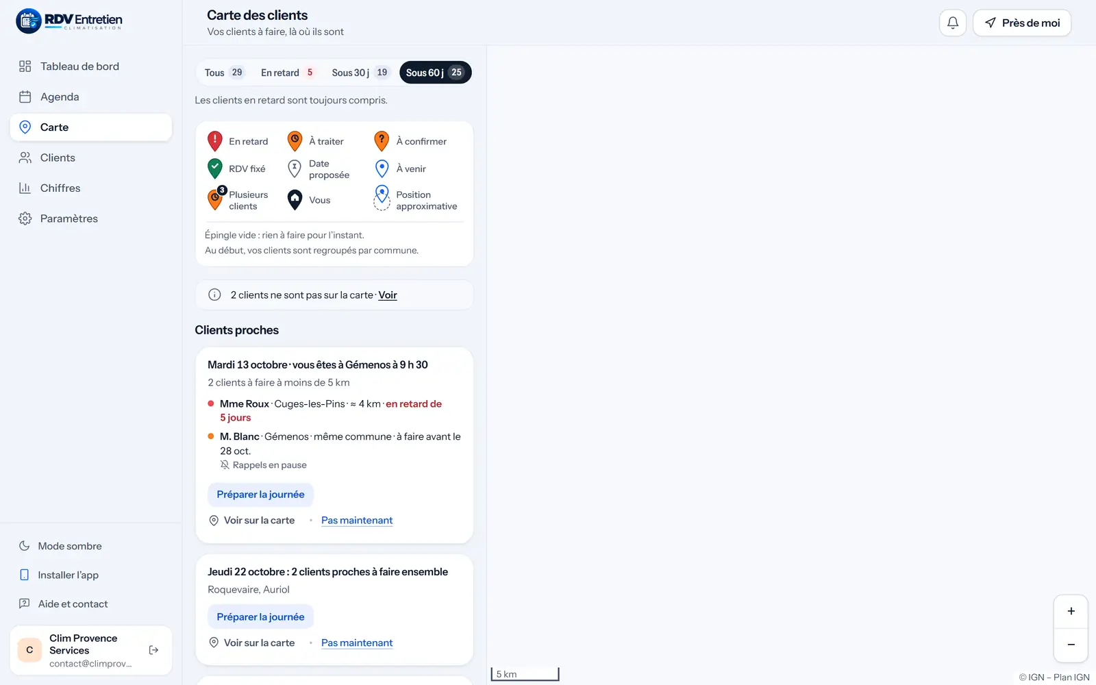 La carte des clients sur l’ordinateur&nbsp;: rouge en retard, orange à traiter, vert RDV fixé, et les clients proches du mardi 13 octobre à Gémenos.