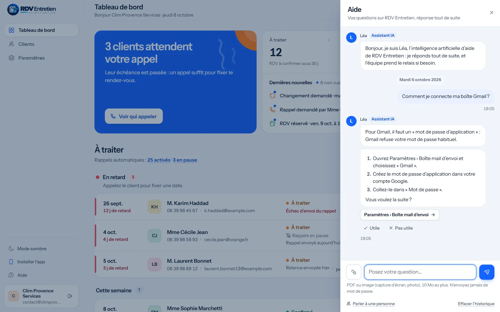 La même discussion sur l’ordinateur, ouverte à côté du tableau de bord&nbsp;: la question, puis la réponse de Léa et le bouton qui ouvre le bon écran.