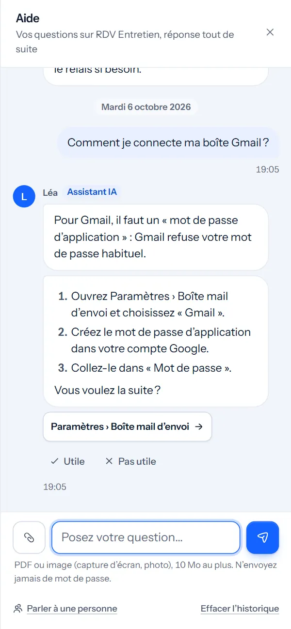 La discussion Aide sur le téléphone&nbsp;: «&nbsp;Comment je connecte ma boîte Gmail ?&nbsp;», et la réponse de Léa en trois étapes, avec le lien Paramètres&nbsp;› Boîte mail d’envoi.