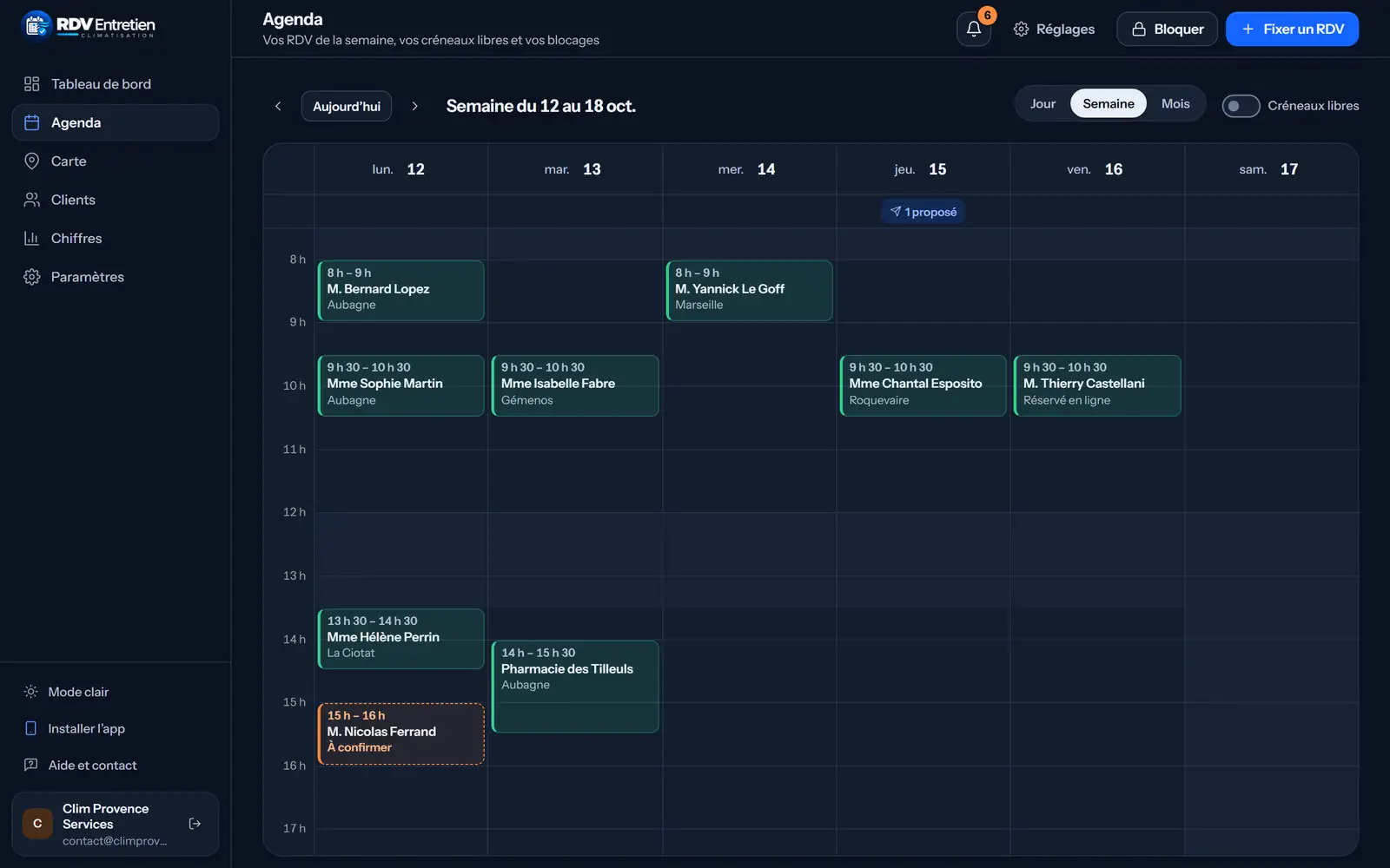 L’agenda de la semaine en mode sombre sur l’ordinateur.